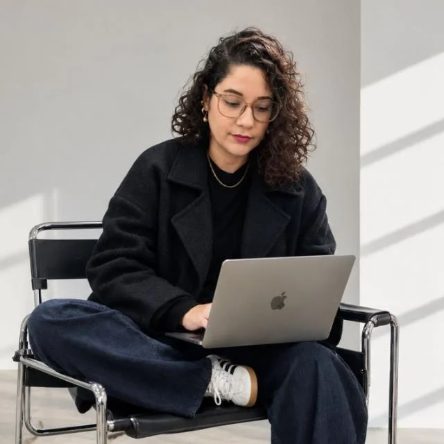 Raisa Sabogal trabajando en su laptop